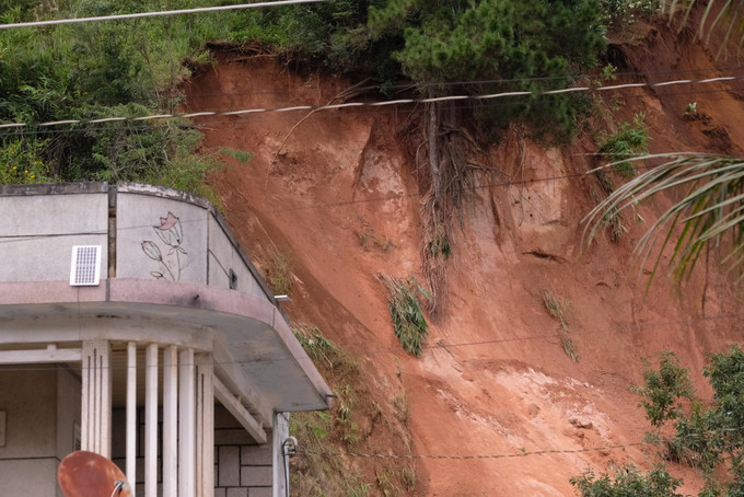 Một điểm sạt lở, sụt lún phía sau nhà dân ở thôn Lạc Thiện 2 vẫn tiếp tục lở đất vào trưa 24/11/2025.