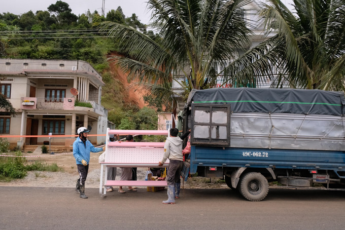 Lực lượng chức năng và chính quyền địa phương xã D’ran hỗ trợ 20 hộ dân di dời tài sản, đồ đạc đến nơi an toàn.