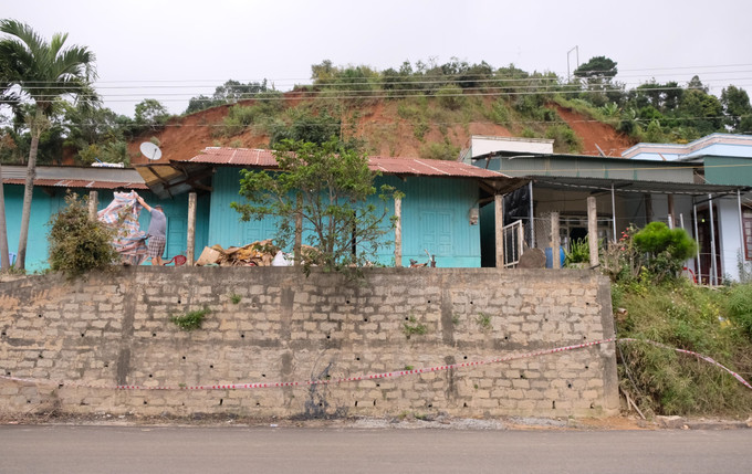 Đồi đất phía sau xuất hiện nhiều điểm sạt lở đất đá, cây cối, uy hiếp các nhà dân bên dưới chân đồi.