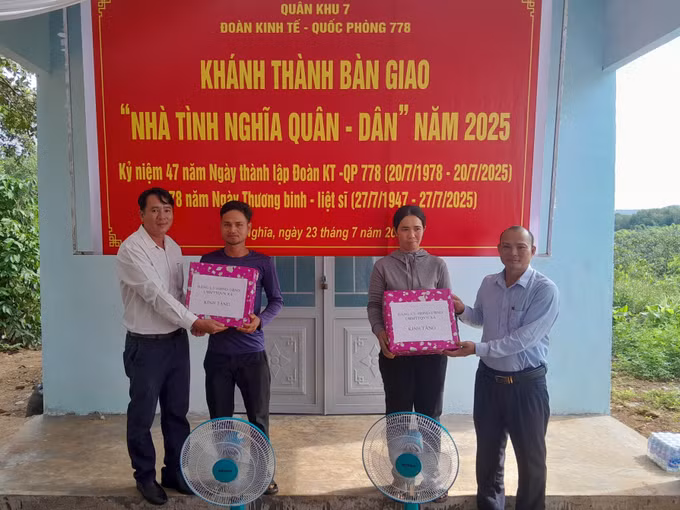Đại diện lãnh đạo Đoàn Kinh tế-Quốc phòng 778 (Bộ Quốc Phòng) trao tặng quà cho hộ dân.
