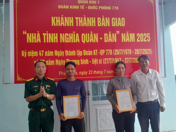 Đại diện lãnh đạo Đoàn Kinh tế-Quốc phòng 778 và đại diện xã Phú Nghĩa trao tặng nhà tình nghĩa cho hộ gia đình khó khăn. Đại diện lãnh đạo Đoàn Kinh tế-Quốc phòng 778 và đại diện xã Phú Nghĩa trao tặng nhà tình nghĩa cho hộ gia đình khó khăn.