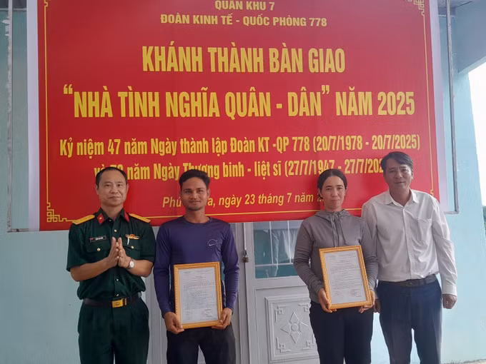 Đại diện lãnh đạo Đoàn Kinh tế-Quốc phòng 778 và đại diện xã Phú Nghĩa trao tặng nhà tình nghĩa cho hộ gia đình khó khăn.