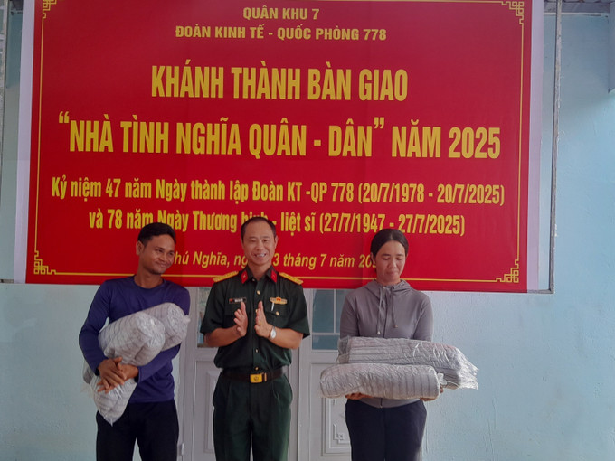 Đại diện lãnh đạo Đoàn Kinh tế-Quốc phòng 778 trao tặng quà cho hộ dân. Đại diện lãnh đạo Đoàn Kinh tế-Quốc phòng 778 trao tặng quà cho hộ dân.