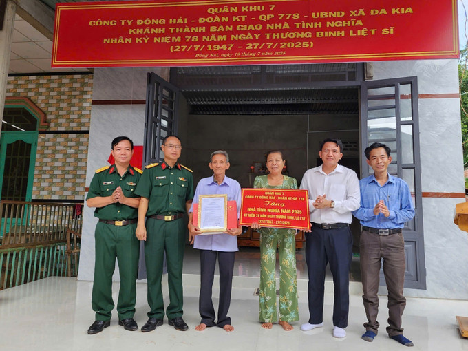 Đại diện lãnh đạo Đoàn Kinh tế-Quốc phòng 778 và chính quyền địa phương thực hiện bàn giao nhà cho hộ khó khăn. Đại diện lãnh đạo Đoàn Kinh tế-Quốc phòng 778 và chính quyền địa phương thực hiện bàn giao nhà cho hộ khó khăn.