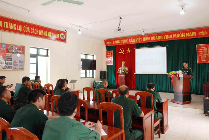 Đồn Biên phòng Sin Suối Hồ triển khai giao ban về công tác tuyên truyền cho người dân trên địa bàn về hòm thư tiếp nhận thông tin tốc giác tội phạm. Ảnh: Quý Trung/TTXVN Đồn Biên phòng Sin Suối Hồ triển khai giao ban về công tác tuyên truyền cho người dân trên địa bàn về hòm thư tiếp nhận thông tin tốc giác tội phạm. Ảnh: Quý Trung/TTXVN