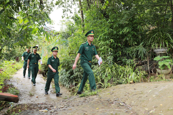 Cán bộ Đồn Biên phòng xuống bản, vào từng hộ dân để tuyên truyền về hòm thư diện tử ẩn danh tố giác tội phạm. Ảnh: Quý Trung/TTXVN Cán bộ Đồn Biên phòng xuống bản, vào từng hộ dân để tuyên truyền về hòm thư diện tử ẩn danh tố giác tội phạm. Ảnh: Quý Trung/TTXVN