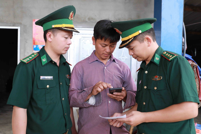 Cán bộ Đồn Biên phòng xuống bản, vào từng hộ dân để tuyên truyền về hòm thư diện tử ẩn danh tố giác tội phạm. Ảnh: Quý Trung/TTXVN Cán bộ Đồn Biên phòng xuống bản, vào từng hộ dân để tuyên truyền về hòm thư diện tử ẩn danh tố giác tội phạm. Ảnh: Quý Trung/TTXVN