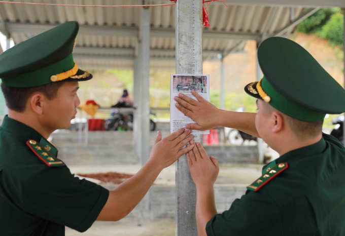 Dán mã QR tại chợ của xã Sin Suối Hồ để người dân dễ tiếp cận nhăm tố giác tội phạm tới hòm thư của đơn vị. Ảnh: Quý Trung/TTXVN Dán mã QR tại chợ của xã Sin Suối Hồ để người dân dễ tiếp cận nhăm tố giác tội phạm tới hòm thư của đơn vị. Ảnh: Quý Trung/TTXVN