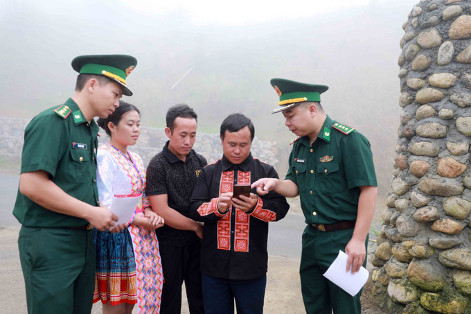 Cán bộ đội vận động quần chúng Đồn Biên phòng Sin Suối Hồ hướng dẫn người dân cách vào hòm thư để gửi thông tin tố giác tội phạm và ẩn danh. Ảnh: Quý Trung/TTXVN Cán bộ đội vận động quần chúng Đồn Biên phòng Sin Suối Hồ hướng dẫn người dân cách vào hòm thư để gửi thông tin tố giác tội phạm và ẩn danh. Ảnh: Quý Trung/TTXVN