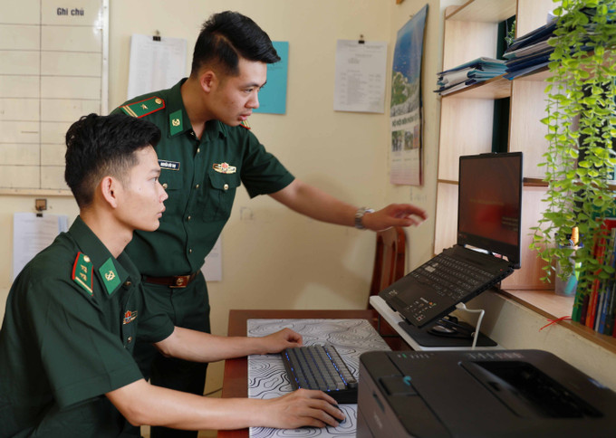 Cán bộ trực ban Đồn Biên phòng Sin Suối Hồ kiểm tra, tiếp nhận thông tin tố giác tội phạm qua hòm thư điện tử tới đơn vị. Ảnh: Quý Trung/TTXVN Cán bộ trực ban Đồn Biên phòng Sin Suối Hồ kiểm tra, tiếp nhận thông tin tố giác tội phạm qua hòm thư điện tử tới đơn vị. Ảnh: Quý Trung/TTXVN