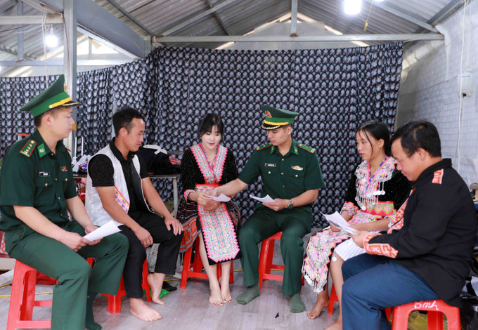 Cán bộ Đồn Biên phòng Sin Suối Hồ phát tờ rơi, hướng dẫn người dân tích cực tố giác tội phạm qua hòm thư tại chợ. Ảnh: Quý Trung/TTXVN Cán bộ Đồn Biên phòng Sin Suối Hồ phát tờ rơi, hướng dẫn người dân tích cực tố giác tội phạm qua hòm thư tại chợ. Ảnh: Quý Trung/TTXVN