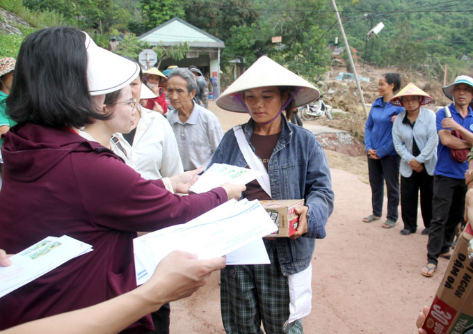 Các đoàn thiện nguyện trao nhu yếu phẩm và tiền mặt cho bà con bị lũ càn quét tại xã biên giới Mỹ Lý (Nghệ An). Ảnh: Văn Tý/TTXVN nghe-an-2.jpg