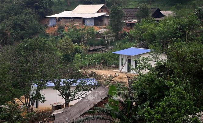 Những ngôi nhà mới không chỉ giúp người dân vùng cao Nghệ An có thêm động lực để phát triển kinh tế, nâng cao đời sống, góp phần giữ gìn an ninh vùng biên giới. Ảnh tư liệu: Văn Tý/TTXVN mai-am-cho-nguoi-ngheo.jpg