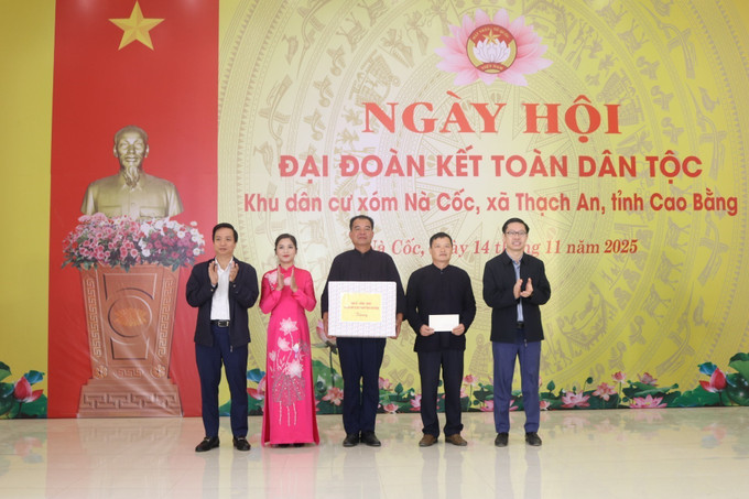 Lãnh đạo tỉnh Cao Bằng tặng quà khu dân cư xóm Nà Cốc.