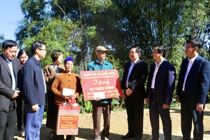 Phó Thủ tướng Hồ Quốc Dũng tặng quà hộ gia đình bị thiệt hại do bão số 11 gây ra.