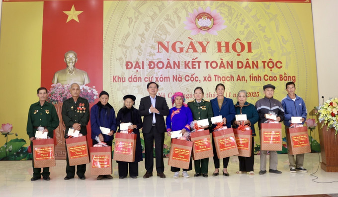 Phó Thủ tướng Hồ Quốc Dũng tặng quà các hộ gia đình có thành tích xuất sắc.