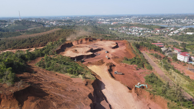 Khai thác đất san lấp để thi công công trình tại mỏ đất Đắk Nút B, phường Bắc Gia Nghĩa, tỉnh Lâm Đồng.