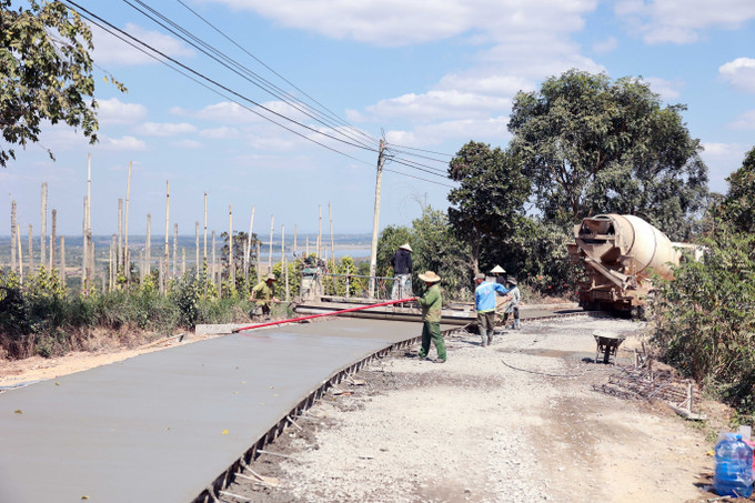 Thi công đường giao thông từ vùng đồng bào dân tộc Mông (xã Đắk Mil) đến xã Cư Jút, tỉnh Lâm Đồng.