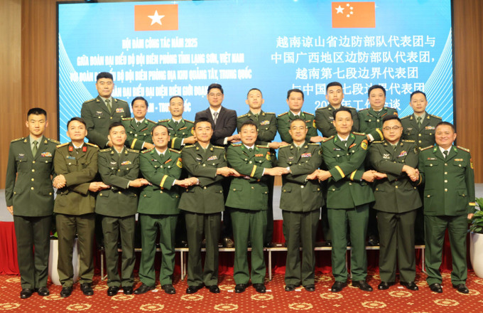 Đoàn đại biểu Bộ đội biên phòng tỉnh Lạng Sơn (Việt Nam) và đoàn đại biểu Bộ đội biên phòng địa khu Quảng Tây (Trung Quốc) tại buổi hội đàm.