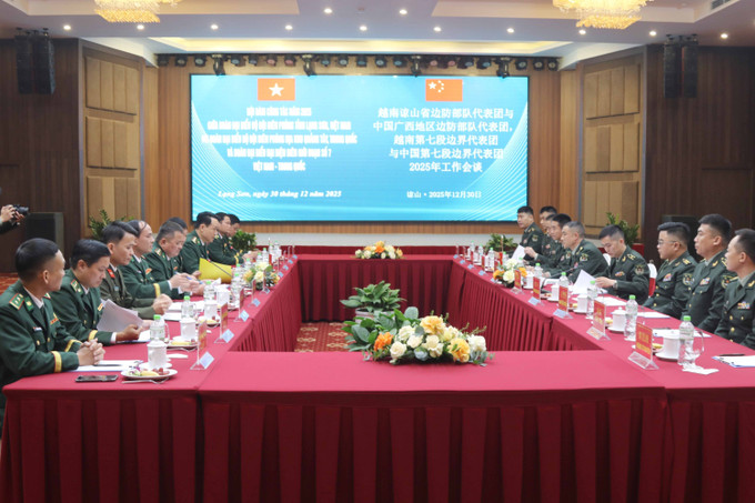 Quang cảnh hội đàm giữa đoàn đại biểu Bộ đội biên phòng tỉnh Lạng Sơn (Việt Nam) với đoàn đại biểu Bộ đội biên phòng địa khu Quảng Tây (Trung Quốc).