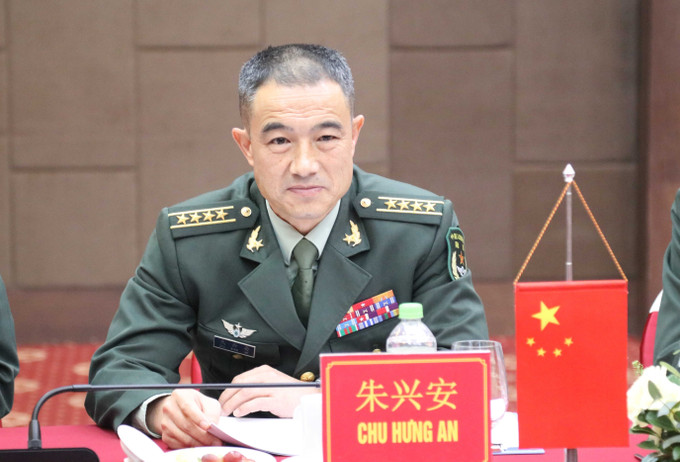 Đại tá Chu Hưng An, Bộ đội trưởng Bộ đội biên phòng địa khu Quảng Tây, Trưởng đoàn phía Trung Quốc dự hội đàm.
