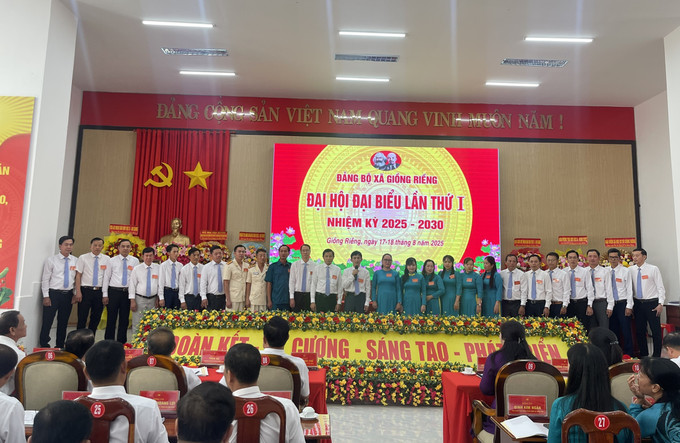 Ban Chấp hành Đảng bộ xã Giồng Riềng, nhiệm kỳ 2025-2030 ra mắt Đại hội. Ban Chấp hành Đảng bộ xã Giồng Riềng, nhiệm kỳ 2025-2030 ra mắt Đại hội.