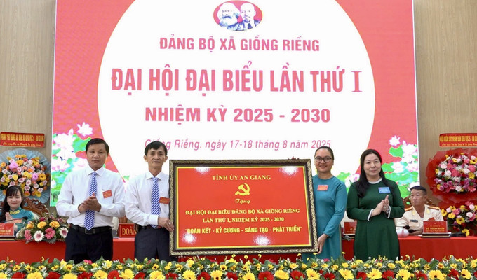 Phó Chủ tịch Thường trực HĐND tỉnh An Giang Lê Hồng Thắm tặng bức trướng của Ban Chấp hành Đảng bộ tỉnh An Giang cho Đảng bộ và nhân dân xã Giồng Riềng. Phó Chủ tịch Thường trực HĐND tỉnh An Giang Lê Hồng Thắm tặng bức trướng của Ban Chấp hành Đảng bộ tỉnh An Giang cho Đảng bộ và nhân dân xã Giồng Riềng.