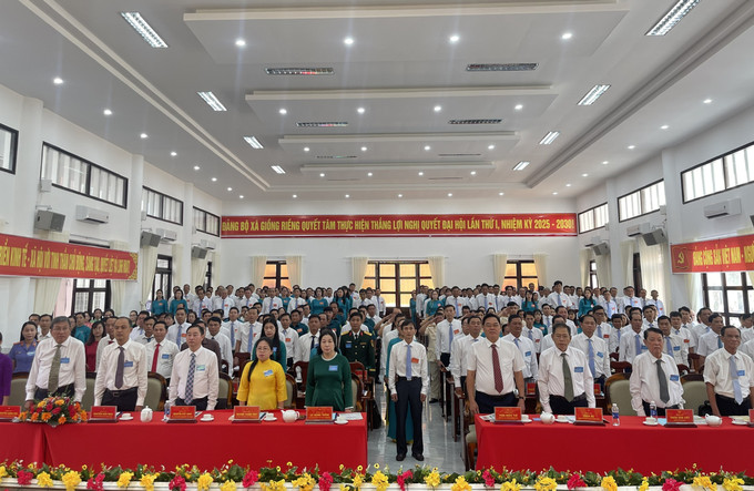 Đại biểu tham dự Đại hội chào cờ. dang-bo-xa-giong-rieng-3.jpg