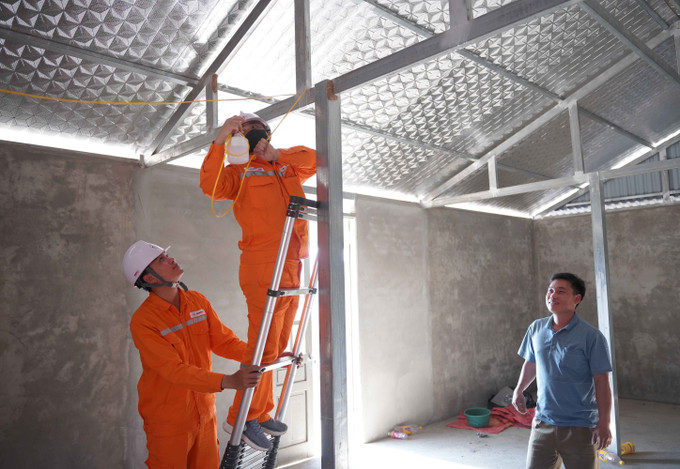 Người dân bản Huổi Dạo, xã Mường Mô vui mừng khi có điện.