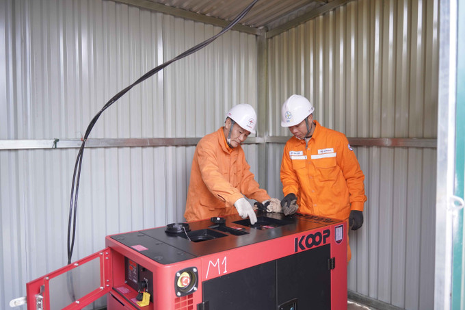 Tại những bản chưa có điện lưới quốc gia, Điện lực Lai Châu cấp điện cho người dân bằng nguồn điện từ máy phát Diesel.