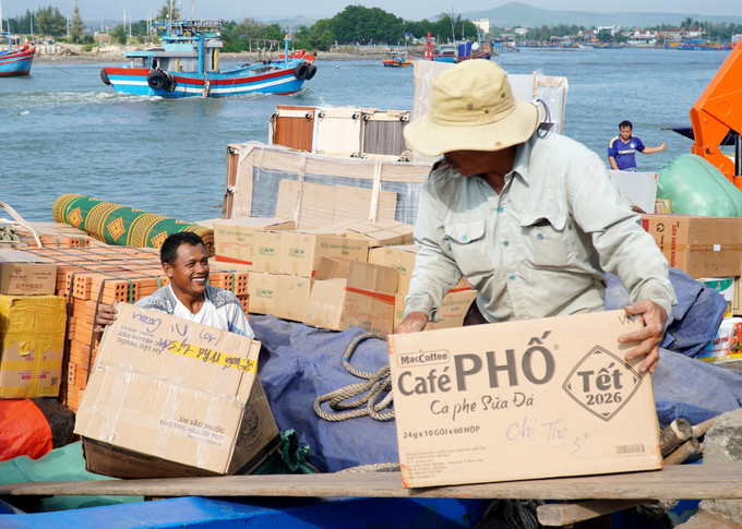 Hàng hóa, nhu yếu phẩm được tập kết lên tàu vận tải để chở ra đặc khu Lý Sơn.