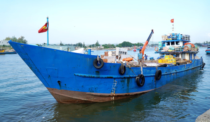 Tàu vận tải rời cảng Sa Kỳ chở hàng hóa ra đặc khu Lý Sơn phục vụ thị trường Tết.