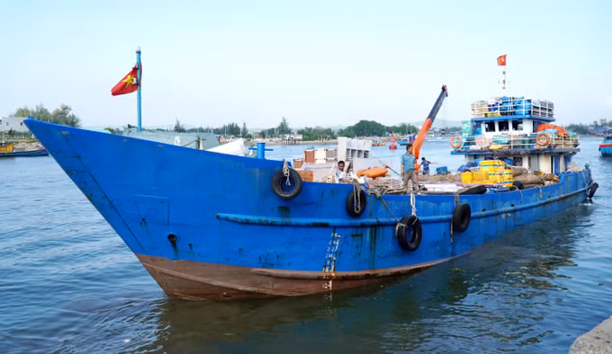 Tàu vận tải rời cảng Sa Kỳ chở hàng hóa ra đặc khu Lý Sơn phục vụ thị trường Tết.