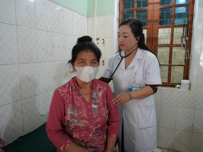 Sau những đợt tăng cường tại tuyến đầu hay những ca trực dày đặc, phần thưởng lớn nhất đối với chị Hờ Y Chùa là sự tin tưởng và quý mến của bà con.