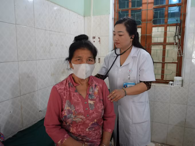 Sau những đợt tăng cường tại tuyến đầu hay những ca trực dày đặc, phần thưởng lớn nhất đối với chị Hờ Y Chùa là sự tin tưởng và quý mến của bà con.