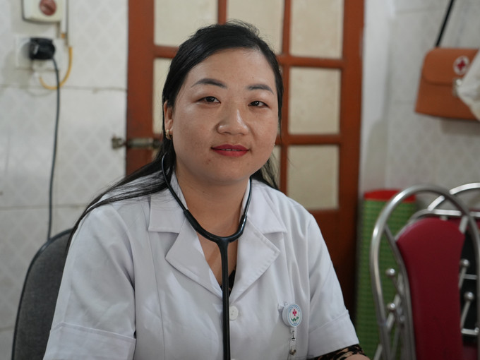 Chính sự gần gũi và thấu hiểu văn hóa bản địa đã giúp bác sĩ Hờ Y Chùa xóa tan khoảng cách giữa bác sĩ và bệnh nhân.