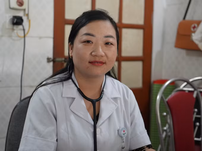 Chính sự gần gũi và thấu hiểu văn hóa bản địa đã giúp bác sĩ Hờ Y Chùa xóa tan khoảng cách giữa bác sĩ và bệnh nhân.