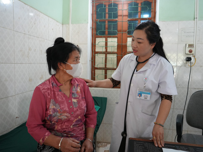 Với chuyên môn vững vàng, tác phong chuyên nghiệp và sự điềm đạm, bác sĩ Hờ Y Chùa lại thầm lặng cống hiến tại Khoa Khám bệnh, Trung tâm Y tế Kỳ Sơn, trở thành điểm tựa tin cậy của bà con dân tộc thiểu số nơi đây.