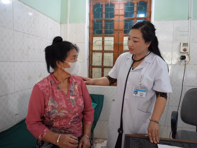 Với chuyên môn vững vàng, tác phong chuyên nghiệp và sự điềm đạm, bác sĩ Hờ Y Chùa lại thầm lặng cống hiến tại Khoa Khám bệnh, Trung tâm Y tế Kỳ Sơn, trở thành điểm tựa tin cậy của bà con dân tộc thiểu số nơi đây.