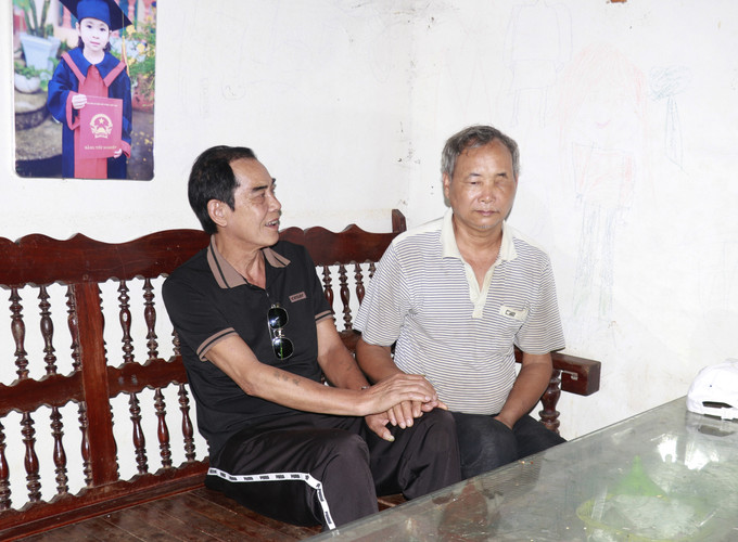 Ông Đỗ Bá Văn hỗ trợ 70 triệu đồng giúp gia đình cựu chiến binh Nguyễn Văn Hồng xây dựng nhà. Ảnh: Tiến Khánh/TTXVN ong-dang-ba-van.jpg
