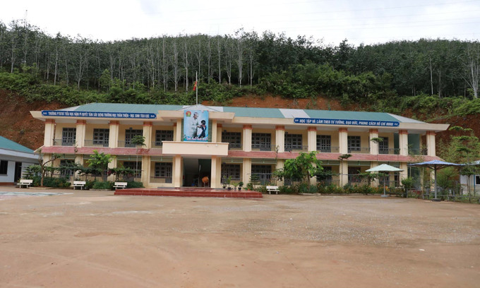 Trường phổ thông dân tộc bán trú Tiểu học xã Nậm Pì, huyện Nậm Nhùn (Lai Châu) được đầu tư khang trang đảm bảo cho việc dạy và học. Ảnh: Quý Trung/TTXVN ntm-lai-chau.jpg