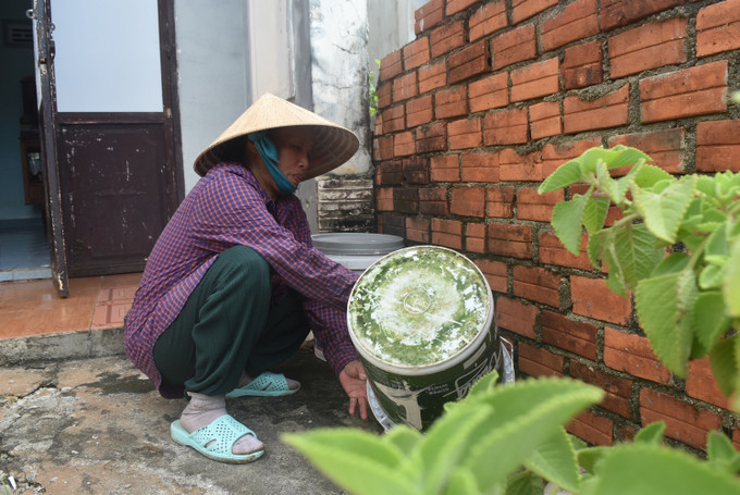 Người dân tại phường Thành Nhất, tỉnh Đắk Lắk, thu gom xử lý rác thải, đổ các lọ chứa, dụng cụ chứa nước. Người dân tại phường Thành Nhất, tỉnh Đắk Lắk, thu gom xử lý rác thải, đổ các lọ chứa, dụng cụ chứa nước.