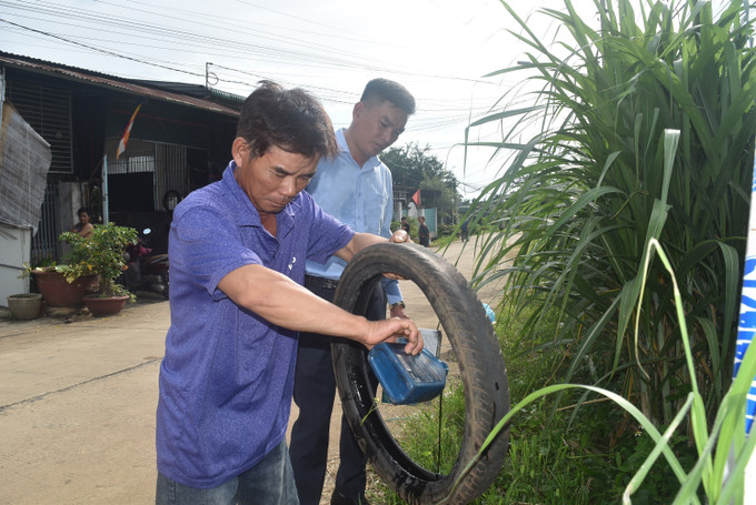 Người dân dọn dẹp vệ sinh môi trường phòng muỗi sinh sôi. Người dân dọn dẹp vệ sinh môi trường phòng muỗi sinh sôi.