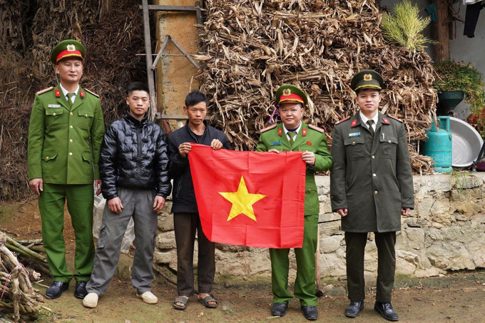 Cán bộ Công an xã Phố Bảng tuyên truyền, vận động nhân dân tham gia bầu cử đại biểu Quốc hội khóa XVI và đại biểu HĐND các cấp nhiệm kỳ 2026-2031. Ảnh: TTXVN phát