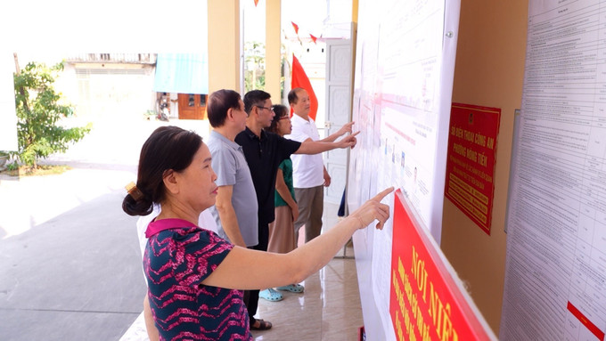Cử tri phường Nông Tiến (Tuyên Quang) nghiên cứu tóm tắt tiểu sử các ứng cử viên đại biểu Quốc hội khóa XVI và đại biểu HĐND các cấp nhiệm lỳ 2026 - 2031. Ảnh: Hoàng Hải/TTXVN