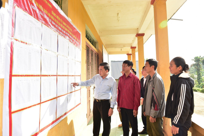 Danh sách cử tri, ứng cử viên đại biểu Quốc hội khóa XVI và đại biểu HĐND các cấp nhiệm kỳ 2026 - 2031 được niêm yết đầy đủ tại các thôn, bản, nhà văn hóa xã tỉnh Tuyên Quang. Ảnh: Hoàng Hải - TTXVN