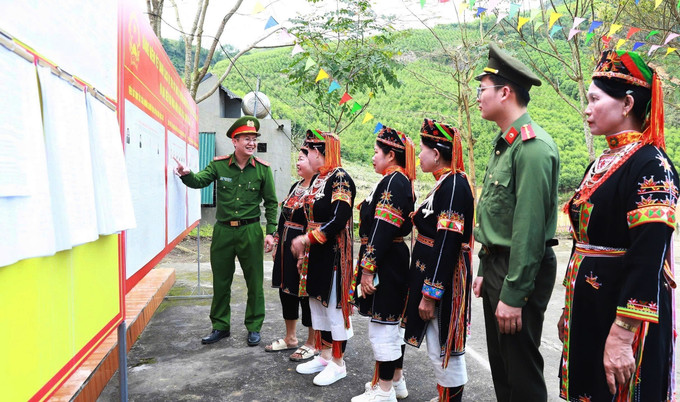 Cán bộ Công an xã Thái Sơn tuyên truyền, hướng dẫn người dân tìm hiểu danh sách cử tri và những người ứng cử đại biểu Quốc hội khóa XVI và đại biểu HĐND các cấp nhiệm kỳ 2026-2031. Ảnh: TTXVN phát