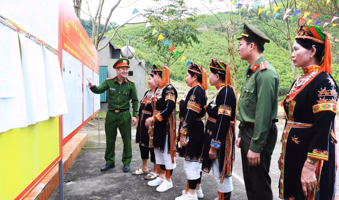 Cán bộ Công an xã Thái Sơn tuyên truyền, hướng dẫn người dân tìm hiểu danh sách cử tri và những người ứng cử đại biểu Quốc hội khóa XVI và đại biểu HĐND các cấp nhiệm kỳ 2026-2031. Ảnh: TTXVN phát