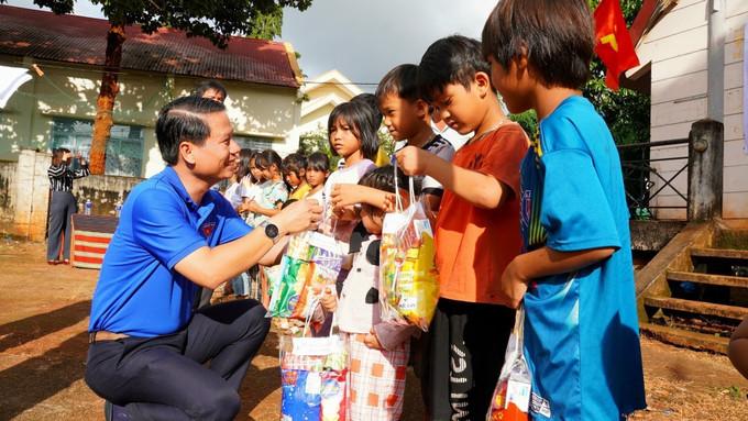 Tỉnh đoàn, Hội đồng Đội tỉnh Đắk Lắk tặng nhiều phần quà Trung thu cho trẻ em tại Buôn Ayun, xã Ea Kiết (tỉnh Đắk Lắk). Ảnh: CTV/TTXVN phát Tỉnh đoàn, Hội đồng Đội tỉnh Đắk Lắk tặng nhiều phần quà Trung thu cho trẻ em tại Buôn Ayun, xã Ea Kiết (tỉnh Đắk Lắk). Ảnh: CTV/TTXVN phát