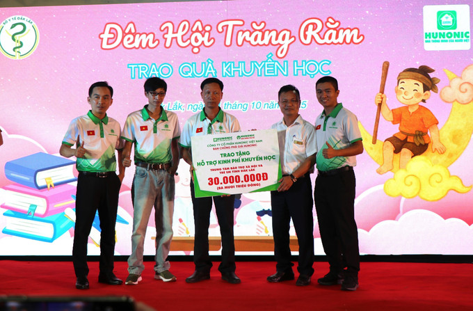 Trao tặng hỗ trợ kinh phí khuyến học cho Trung tâm Bảo trợ xã hội và Trẻ em tỉnh Đắk Lắk. Trao tặng hỗ trợ kinh phí khuyến học cho Trung tâm Bảo trợ xã hội và Trẻ em tỉnh Đắk Lắk.